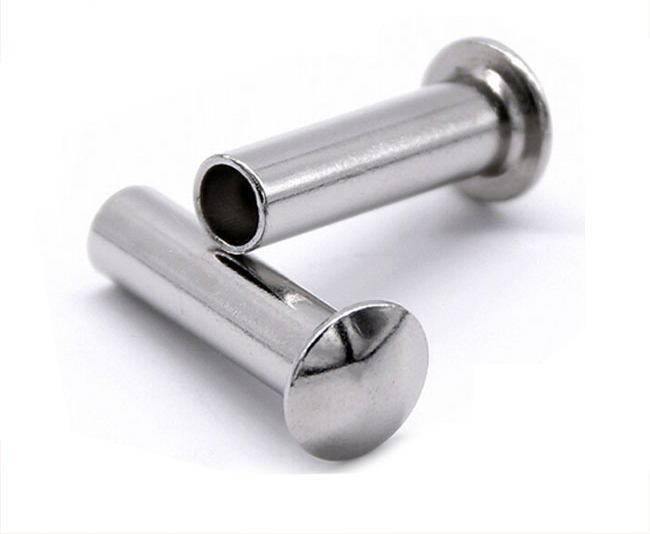 Remaches semi-tubulares de níquel con medidas precisas, diámetro del vástago de 0.3429 cm y longitud de 1.42875 cm, ideales para múltiples aplicaciones de marroquinería y encuadernación. Remaches semi-tubulares de níquel con medidas precisas, diámetro del vástago de 0.3429 cm y longitud de 1.42875 cm, ideales para múltiples aplicaciones de marroquinería y encuadernación.